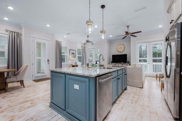 Kjøleskap, mikrobølgeovn, ovn og kokeplater