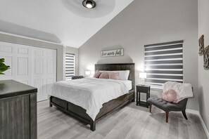 Room - 1 KING BED/2QUEEN BEDS/1 SOFA BED/ SLEEPS 7/ REFRIGERATION/WIFI/2 FULL BATHROOMS (El Paso)