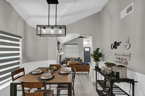 Dining - 1 KING BED/2QUEEN BEDS/1 SOFA BED/ SLEEPS 7/ REFRIGERATION/WIFI/2 FULL BATHROOMS (El Paso)