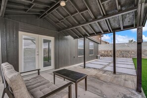 Terrace/patio - 1 KING BED/2QUEEN BEDS/1 SOFA BED/ SLEEPS 7/ REFRIGERATION/WIFI/2 FULL BATHROOMS (El Paso)
