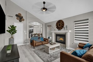 Living area - 1 KING BED/2QUEEN BEDS/1 SOFA BED/ SLEEPS 7/ REFRIGERATION/WIFI/2 FULL BATHROOMS (El Paso)