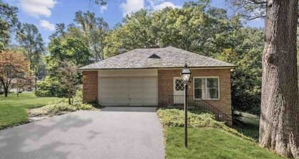 Cozy 1bedroom suite with a bowling alley! Family friendly- 10 min away from mall