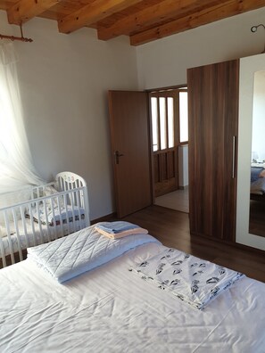 2 bedrooms, WiFi, bed sheets