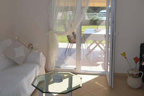 2 Bed-Sleeps4-Garden-Parking-Pets-AirCon