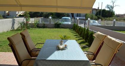 2 Bed-Sleeps4-Garden-Parking-Pets-AirCon