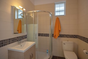 Douche, séchoir à cheveux, serviettes fournies