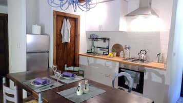 Frigorífic, forn, placa de cuina i cafetera i tetera