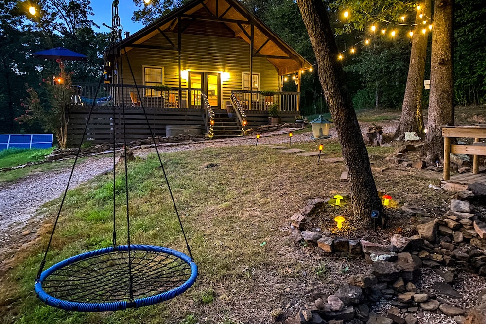 Sundance Cabin: 20 acres w/hot tub + mountain view