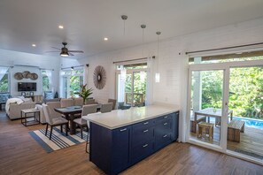 Dining - Beautiful home, easy 4 min walk to best of West Bay Beach  (West Bay, Roatan)