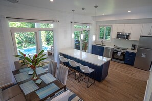 Kylskåp, mikrovågsugn, ugn och spishäll