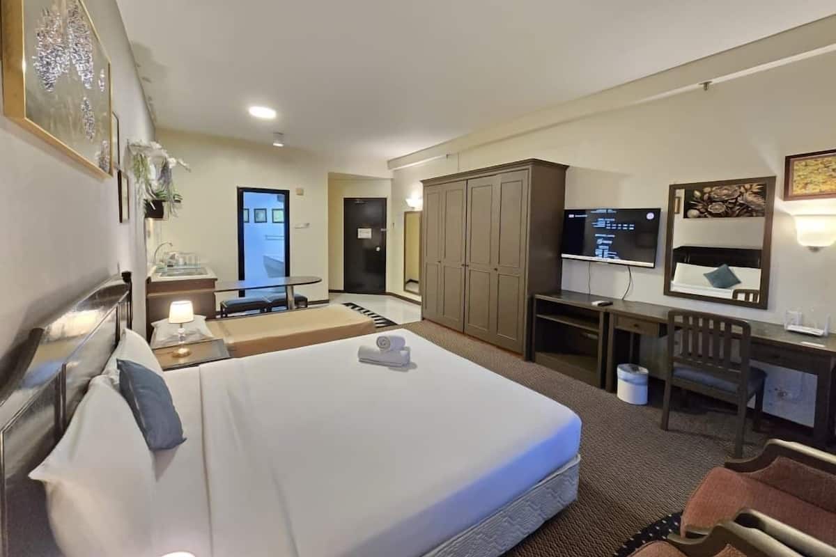 Senior Studio, 1 King Bed | Living area