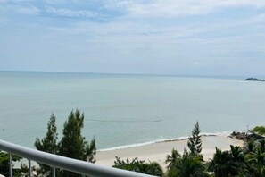 A beach with a clear view of the ocean and a distant island. - Sea View Paradise (George Town)