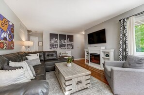 Smart TV, chimenea, futbolito y libros