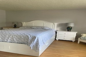 2 bedrooms, desk, WiFi, bed sheets