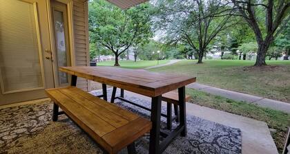 WOW! Walk in with indoor pool and hot tub in the heart of Branson!