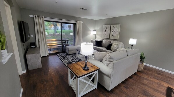 Smart TV, DVD player - WOW! Walk in with indoor pool and hot tub in the heart of Branson! (Branson)