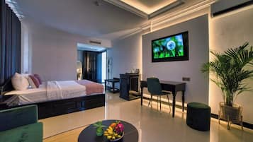 Junior Suite | In-room safe, desk, free WiFi, bed sheets