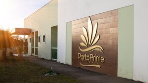 A building with a sign that reads "PortoPrime Pousada." - Pousada Porto Prime (Sao Joao Da Barra)