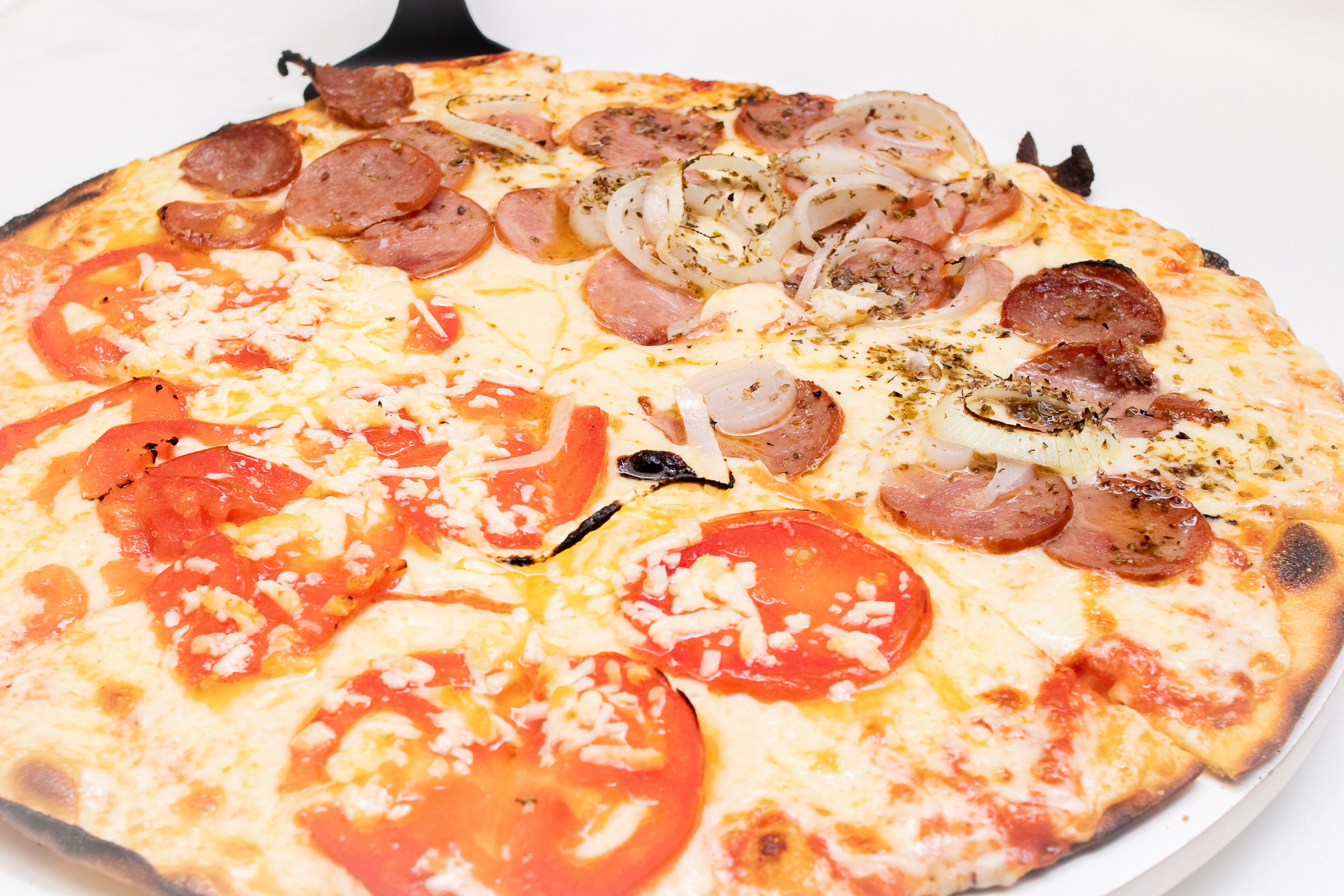 Une pizza avec divers ingrédients.