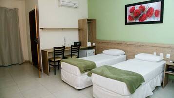 Suíte luxo, vários quartos | 1 quarto, cortinas blackout, Wi-Fi de cortesia