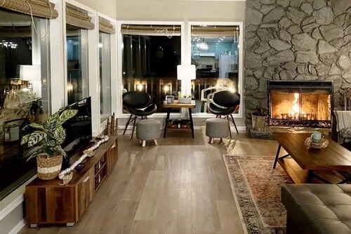 Bright and Cozy Cabin in Blue Lake Springs