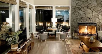 Bright and Cozy Cabin in Blue Lake Springs