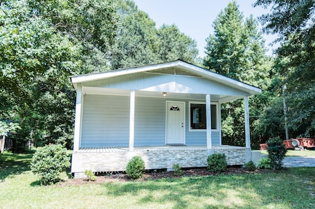 Exterior. Pleasant, Bright 3 Bedroom Cottage