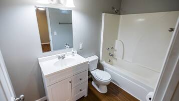 Baignoire, sèche-cheveux, serviettes fournies, savon