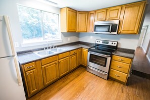 冰箱、微波炉、烤箱、炉灶