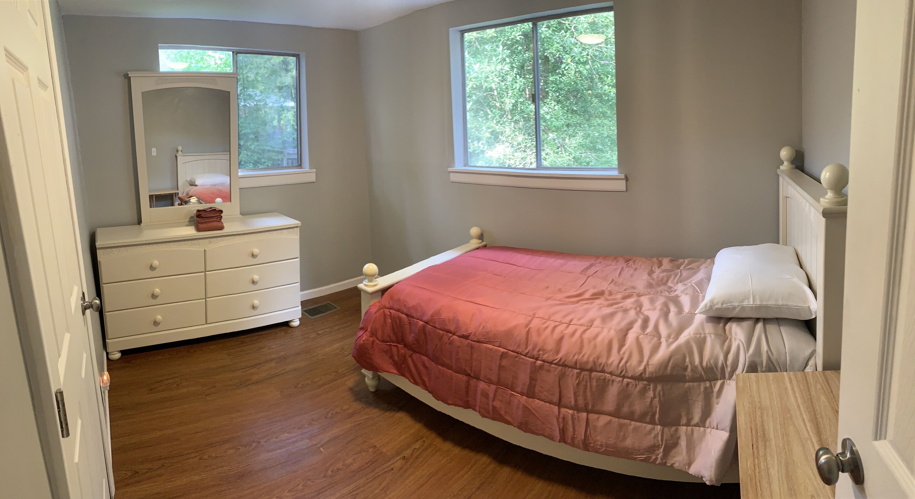 3 室のベッドルーム、アイロン / アイロン台、WiFi (無料)、ベッドシーツ