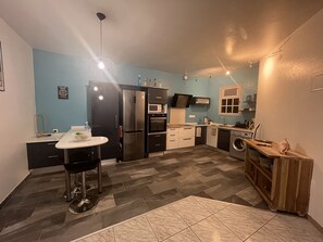 ثلاجة، ميكروويف، فرن، موقد طهي مسطح