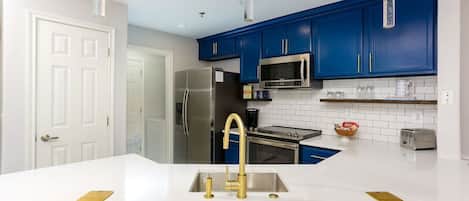 Refrigerador, microondas, horno, placa de cocina