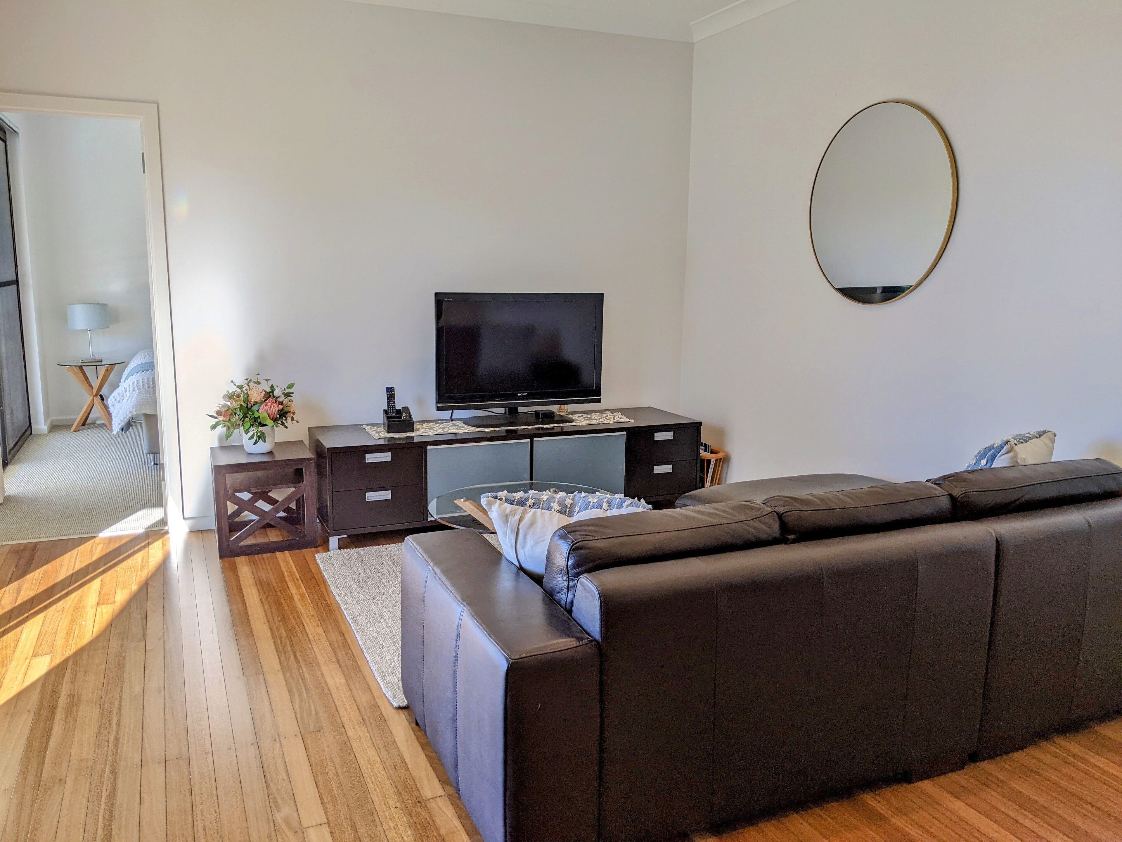 Sunny Spacious Suite with Pool + Spa - close to Manly Beach — image 2