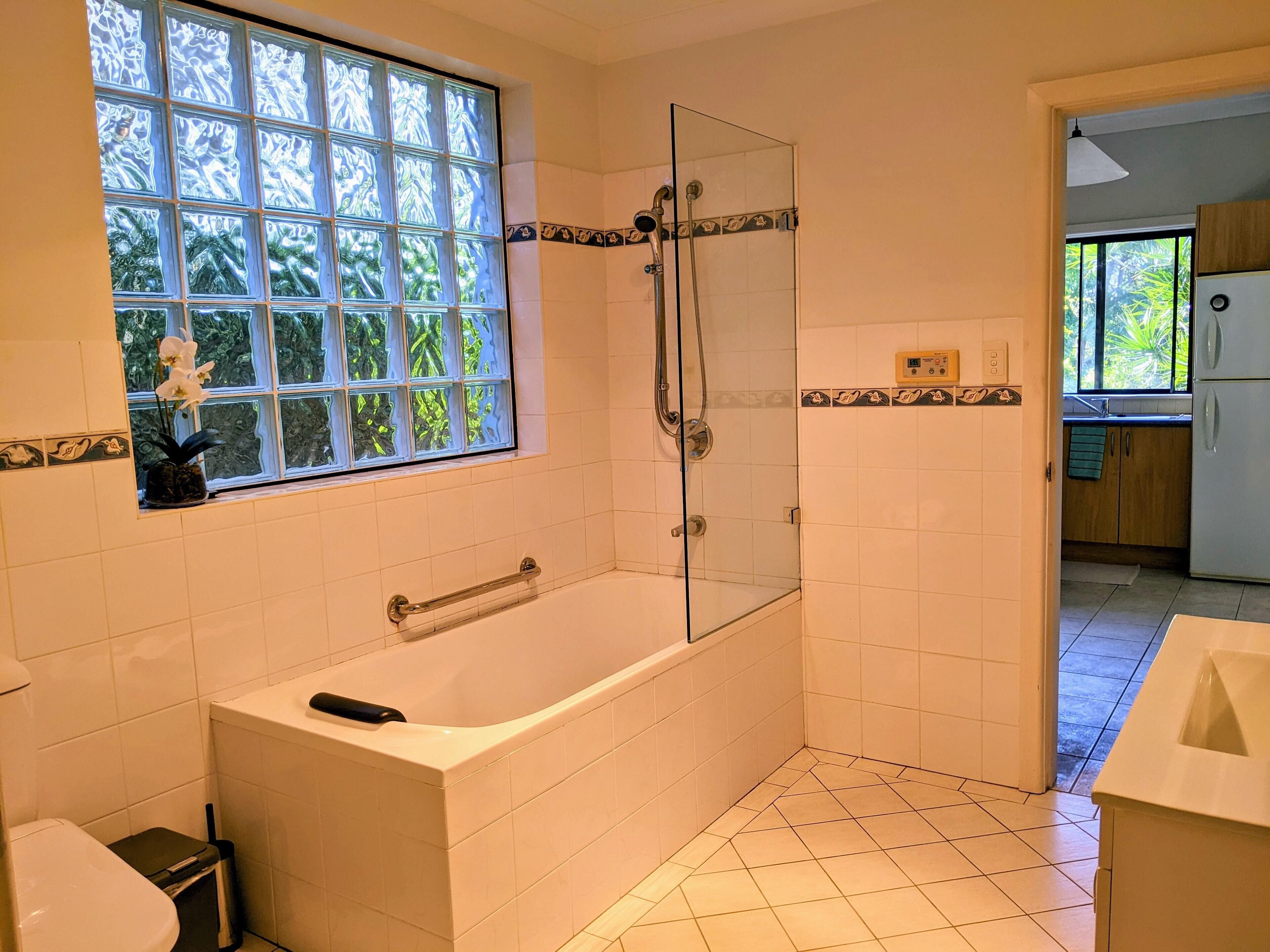 Sunny Spacious Suite with Pool + Spa - close to Manly Beach — image 5