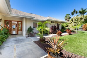 Exterior - ★Luxury OceanView, Heated Infinity Salt PoolSpa, Gated, Tropical Orchard, ❤️Kona★ (Kailua-Kona)