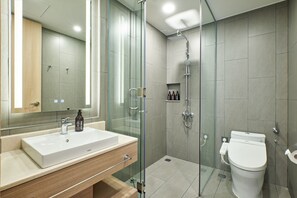 Premier tweepersoonskamer | Badkamer | Een hydromassagedouche, gratis toiletartikelen, een haardroger