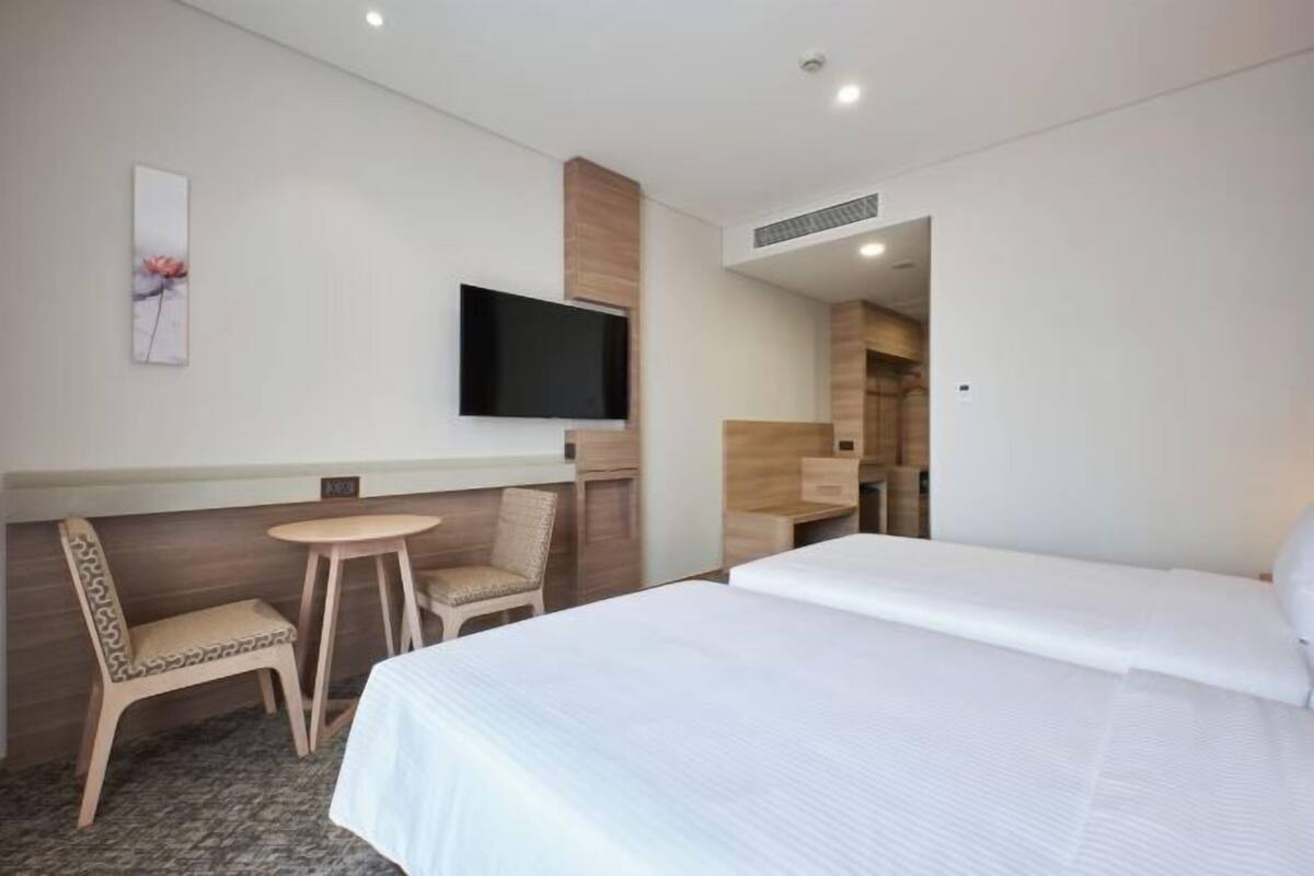In-room safe, blackout curtains, soundproofing