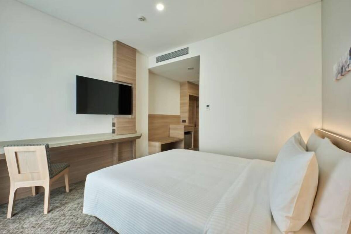 In-room safe, blackout curtains, soundproofing