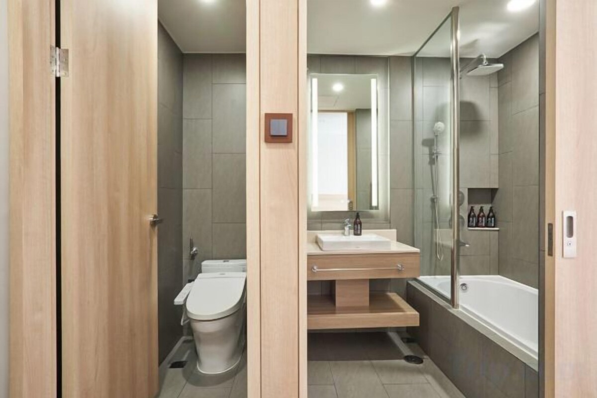 Bathroom | Hydromassage showerhead, free toiletries, hair dryer, slippers