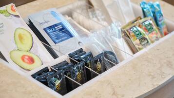 Un bufé de desayuno con diversas opciones de comida y bebidas.