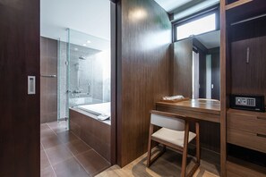3 habitaciones, caja de seguridad en la habitación y escritorio 