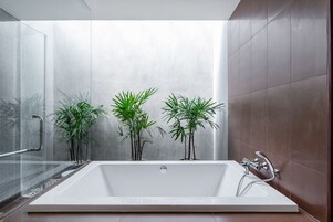 헤어드라이어, 목욕가운, 슬리퍼, 비데