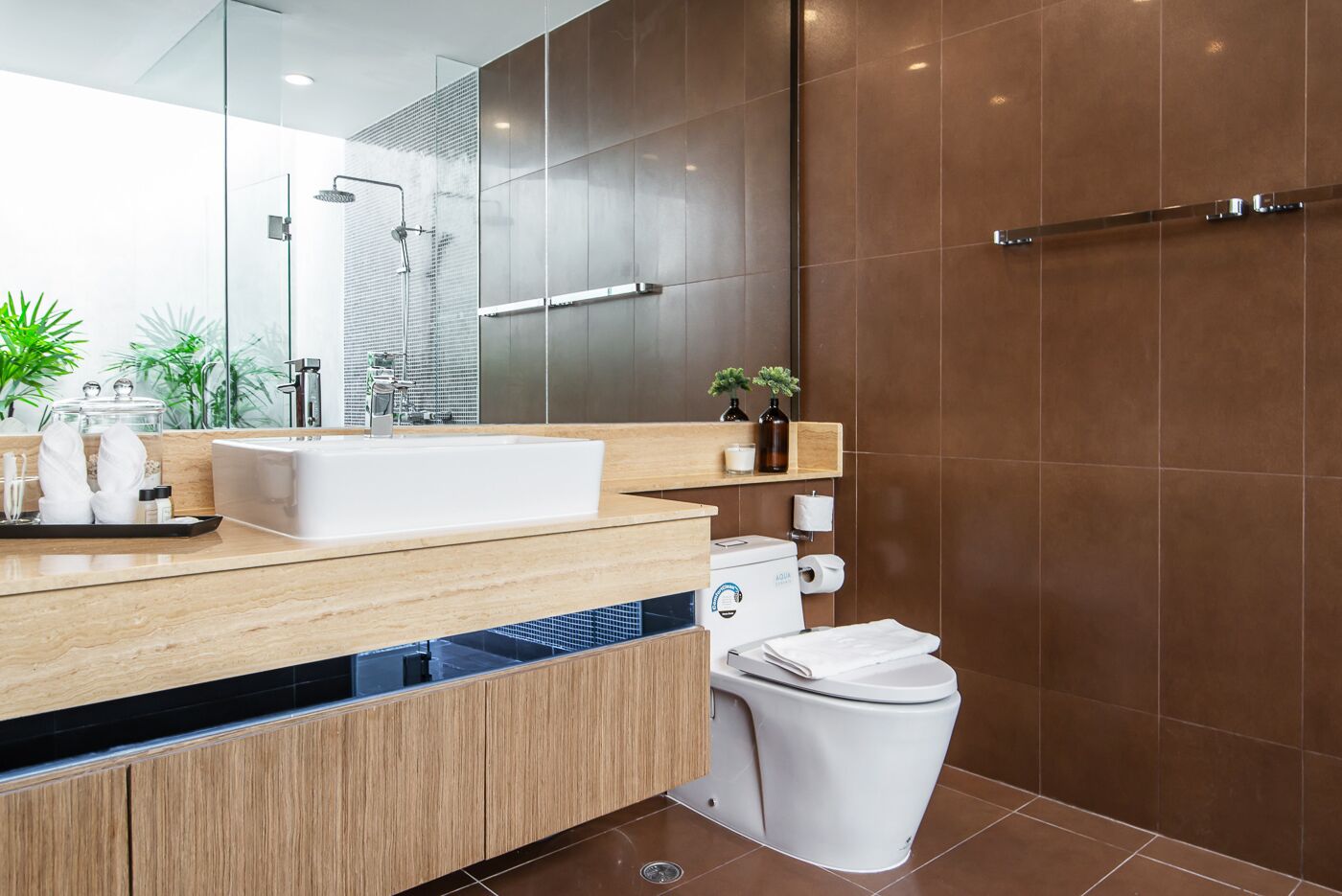 Un bagno moderno con un lavandino grande, un water e una cabina doccia in vetro.