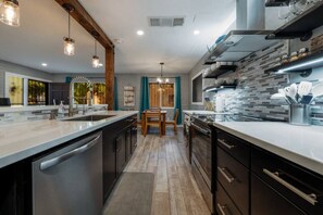 Køleskab, mikrobølgeovn, ovn, kogeplade