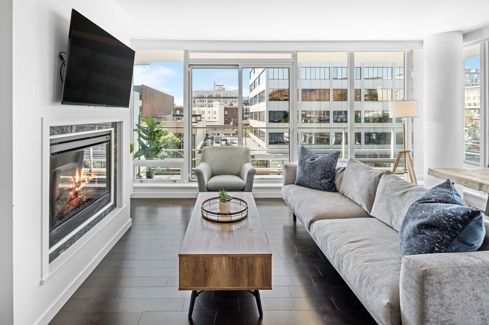 Luxury King Suite w/ Parking/Pool/Hot tub/Gym