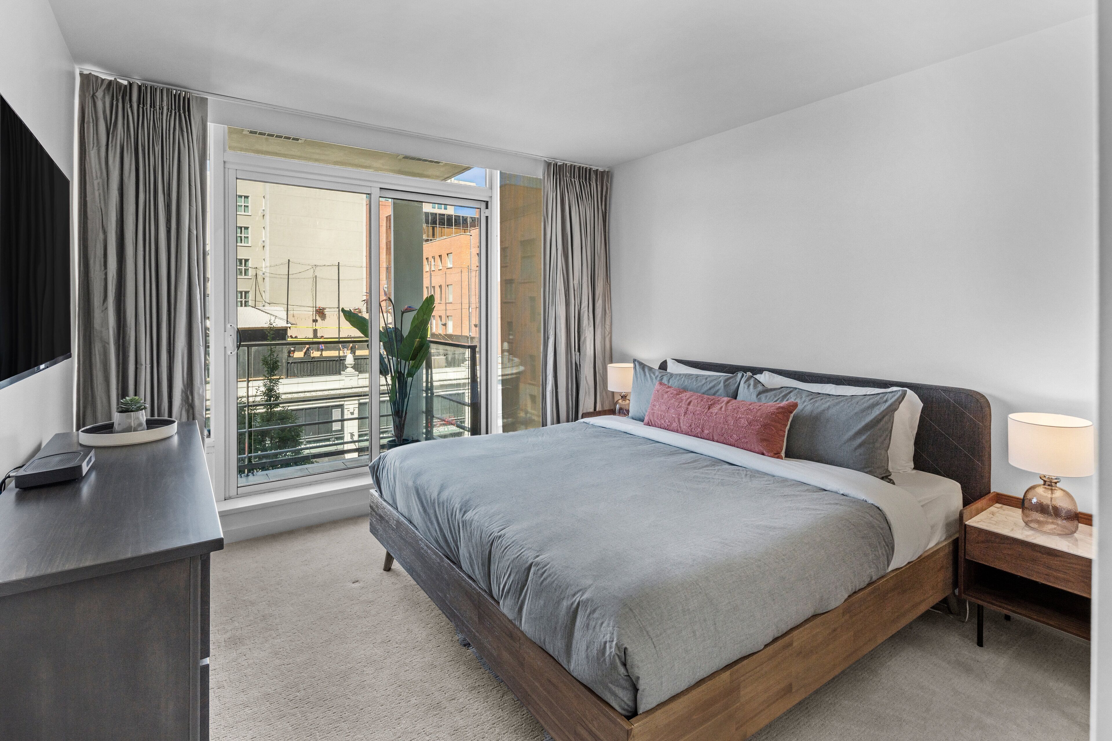 Luxury King Suite w/ Parking/Pool/Hot tub/Gym