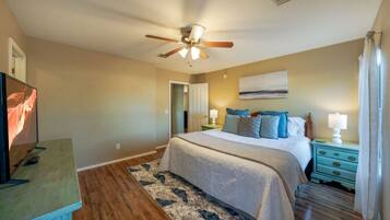 3 habitaciones, escritorio y tabla de planchar con plancha