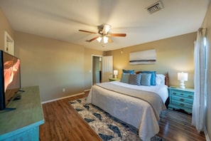 3 bedrooms, desk, iron/ironing board, travel crib - Near Kino / Fenced / Outdoor Living / 3BR & 2BA (Tucson)