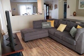 Smart TV - Near Kino / Fenced / Outdoor Living / 3BR & 2BA (Tucson)