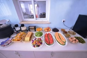 Ein Buffet mit verschiedenen Speisen und ein Fenster mit Blick auf die Straße.